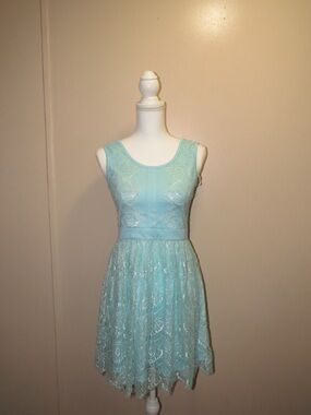 Minuet Women’s (Juniors) Petite Aqua Lace Sleeveless flare Mini Dress. Size M
